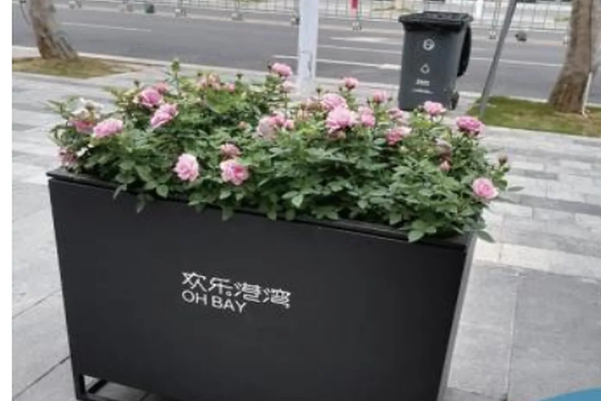 Custom metal planter installed in Shenzhen Qianhai Seaside Park